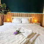 Sunshine Getaway - Stylish In The Heart Of 아파트 니스